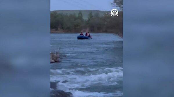  Diyarbakır'da su seviyesi yükselince Dicle Nehri'nde mahsur kalan kişi kurtarıldı - Sputnik Türkiye