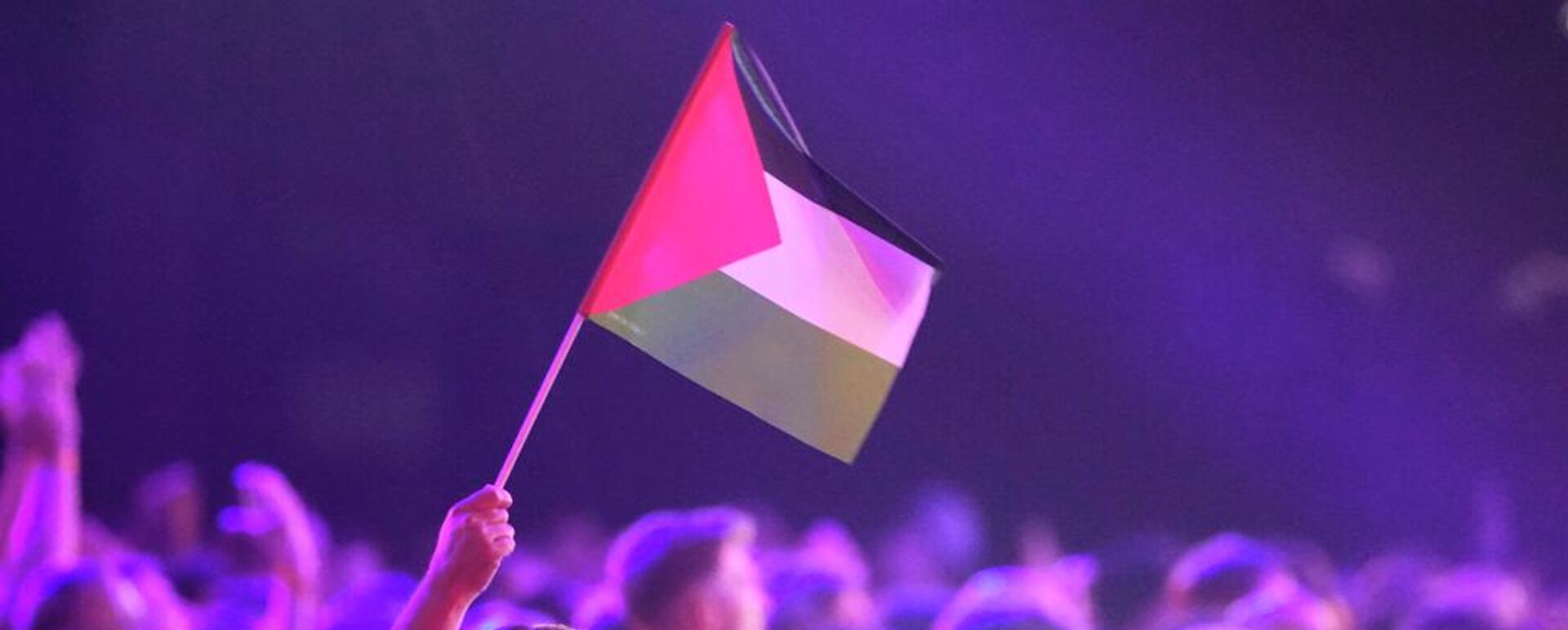 2026 Eurovision Şarkı Yarışması'nın ilk yarı finalinde sahne alan İsrailli şarkıcı Noam Bettan, 'soykırımı durdurun' sloganıyla protesto edildi - Sputnik Türkiye, 1920, 13.05.2026