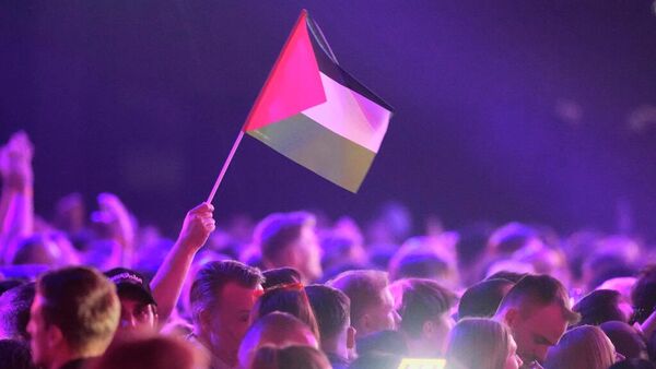 2026 Eurovision Şarkı Yarışması'nın ilk yarı finalinde sahne alan İsrailli şarkıcı Noam Bettan, 'soykırımı durdurun' sloganıyla protesto edildi - Sputnik Türkiye