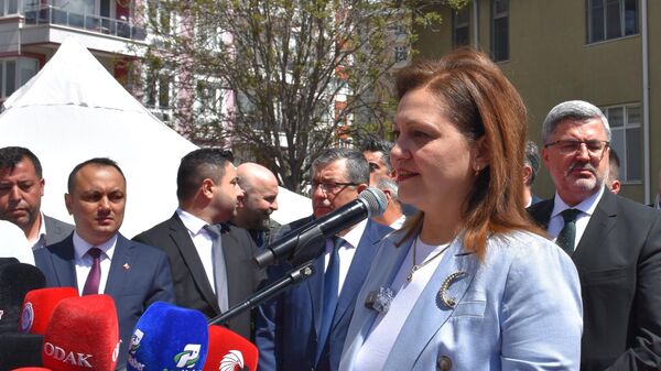 AK Parti'ye katılan Burcu Köksal, Afyonkarahisar Belediyesinde törenle karşılandı - Sputnik Türkiye