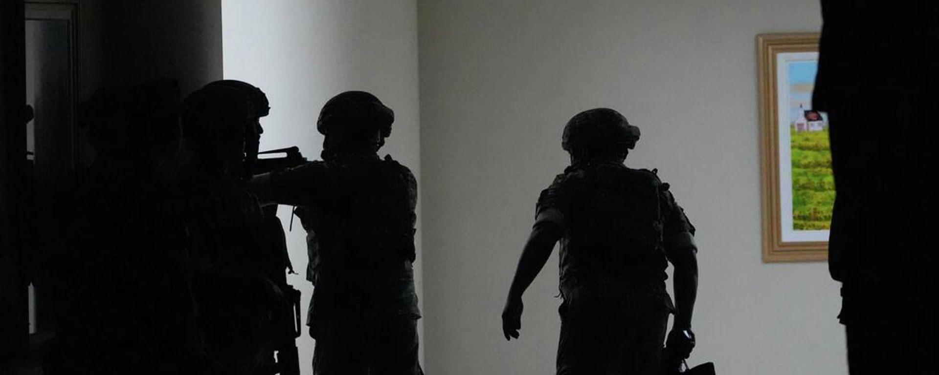 Filipinler senatosunda silah sesleri duyulması üzerine birlikler senatoya girdi - Sputnik Türkiye, 1920, 13.05.2026