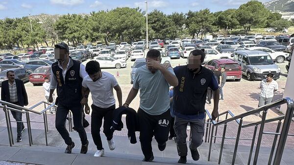 Muğla'nın Bodrum ilçesinde sanal bir uygulama üzerinden çocuk istismarı içerikleri satın aldığı iddiasıyla gözaltına alınan 8 şüpheliden 2'si tutuklandı - Sputnik Türkiye