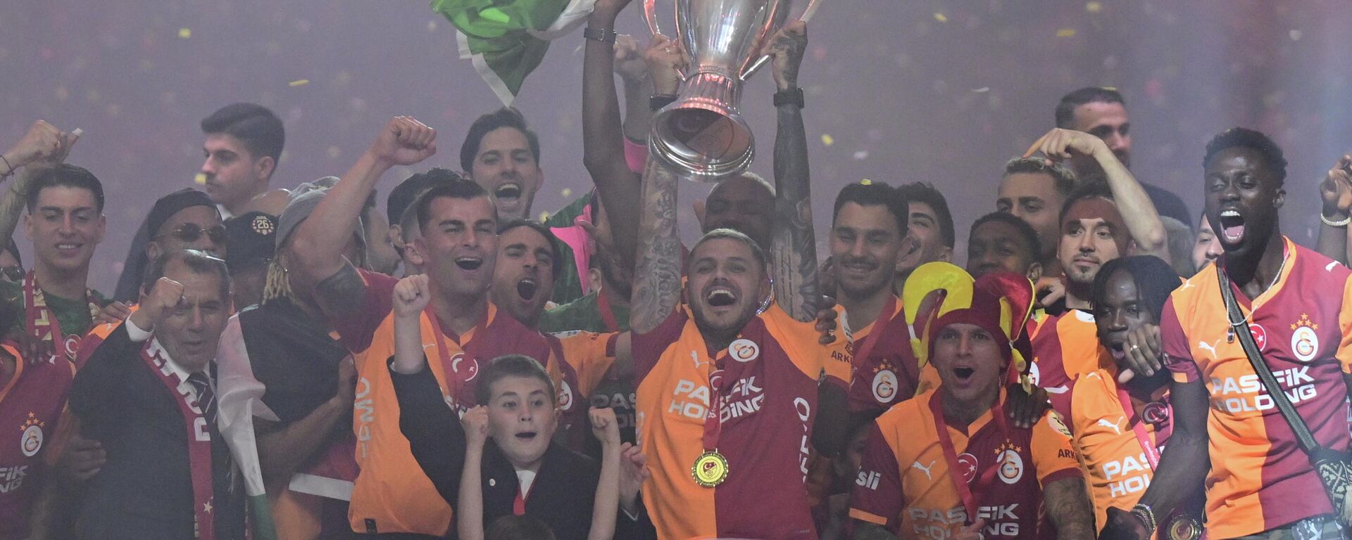 Galatasaray şampiyonluk kupasını aldı - Sputnik Türkiye, 1920, 15.05.2026