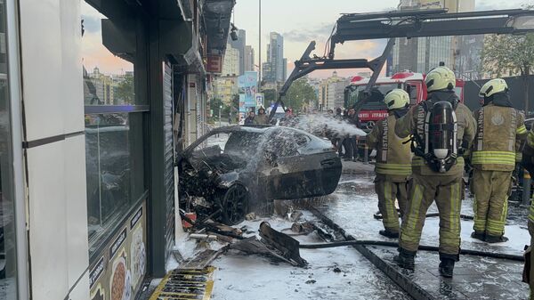 Şişli'de otomobil iş yerine girdi: Yangın çıktı, 2 kişi yaralandı - Sputnik Türkiye