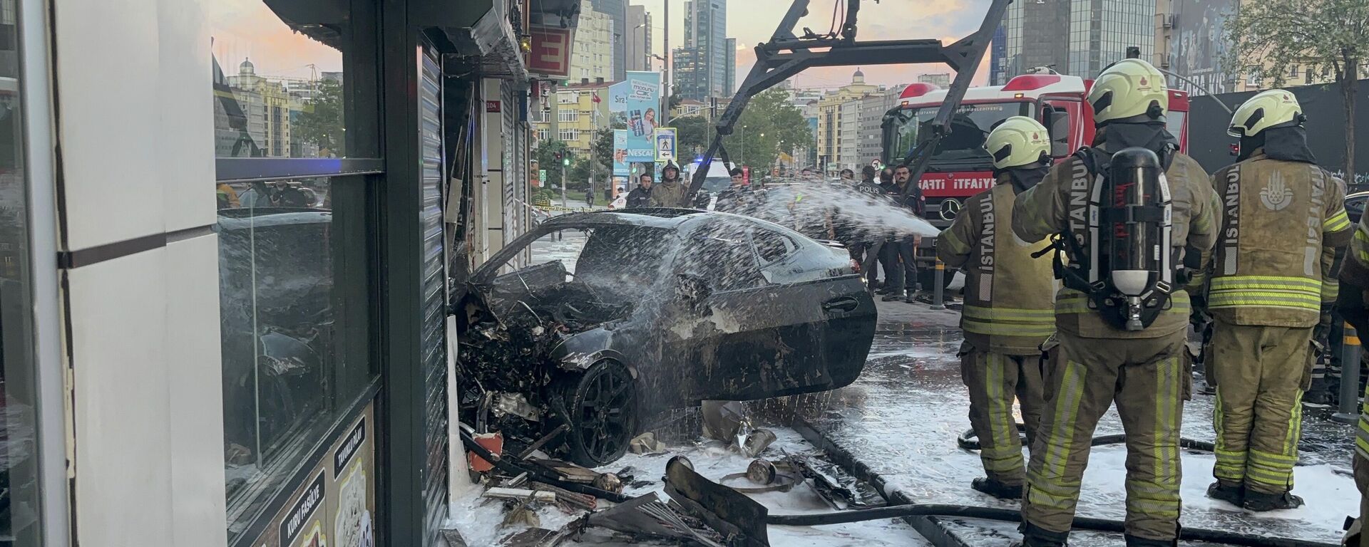Şişli'de otomobil iş yerine girdi: Yangın çıktı, 2 kişi yaralandı - Sputnik Türkiye, 1920, 17.05.2026