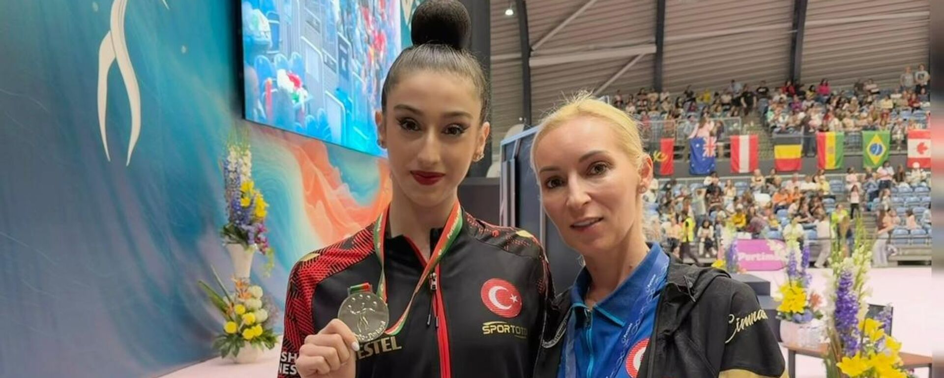 Portekiz'de düzenlenen Dünya Challenge Kupası'nda çember aletinde ikinci olan Hatice Gökçe Emir - Sputnik Türkiye, 1920, 17.05.2026
