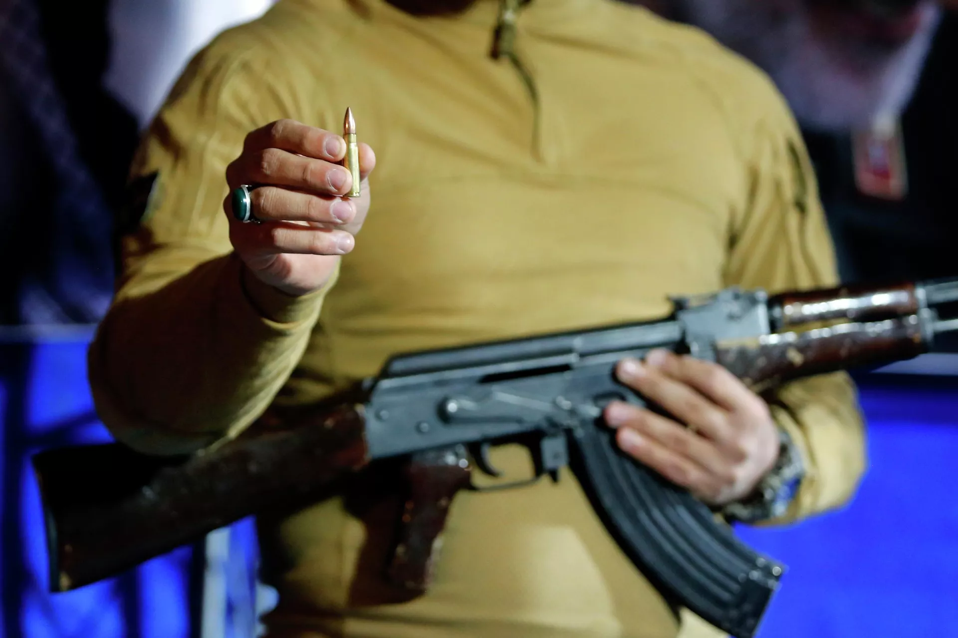 İran'da halka silah eğitimi başladı: Televizyonda halka silah bilgisi veriliyor - Sputnik Türkiye, 1920, 18.05.2026