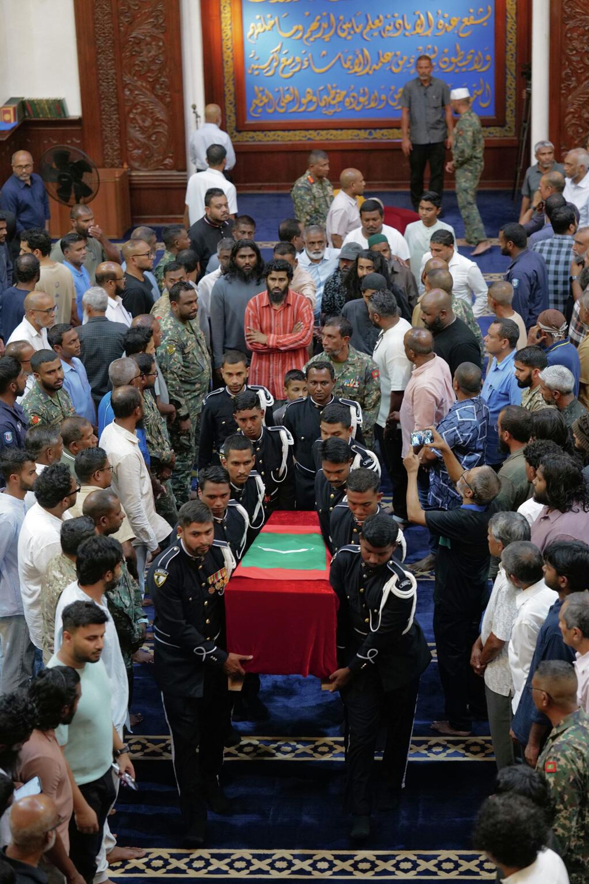 Arama çalışmalarına katılan MNDF dalgıcı Kıdemli Çavuş Mohamed Mahudhee ise cumartesi günü dekompresyon hastalığı (vurgun yeme) nedeniyle hayatını kaybetti - Sputnik Türkiye, 1920, 18.05.2026