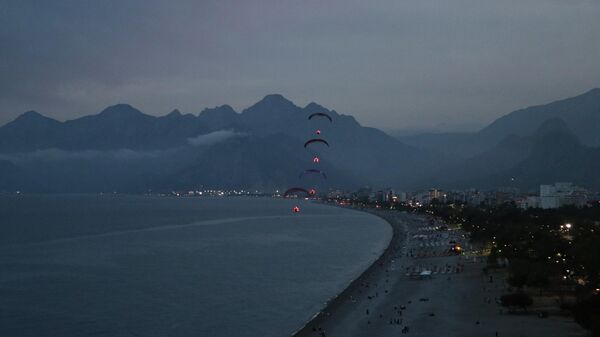 Antalya'da, 19 Mayıs Atatürk'ü Anma, Gençlik ve Spor Bayramı kapsamında paramotor havai fişek gösterisi ve fener alayı düzenlendi. - Sputnik Türkiye
