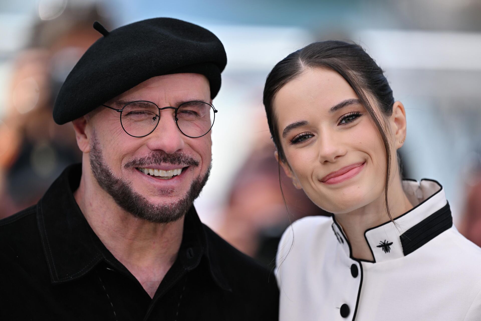 John Travolta, Cannes'daki dikkatleri üzerine çeken yeni görünümünü açıkladı - Sputnik Türkiye, 1920, 20.05.2026