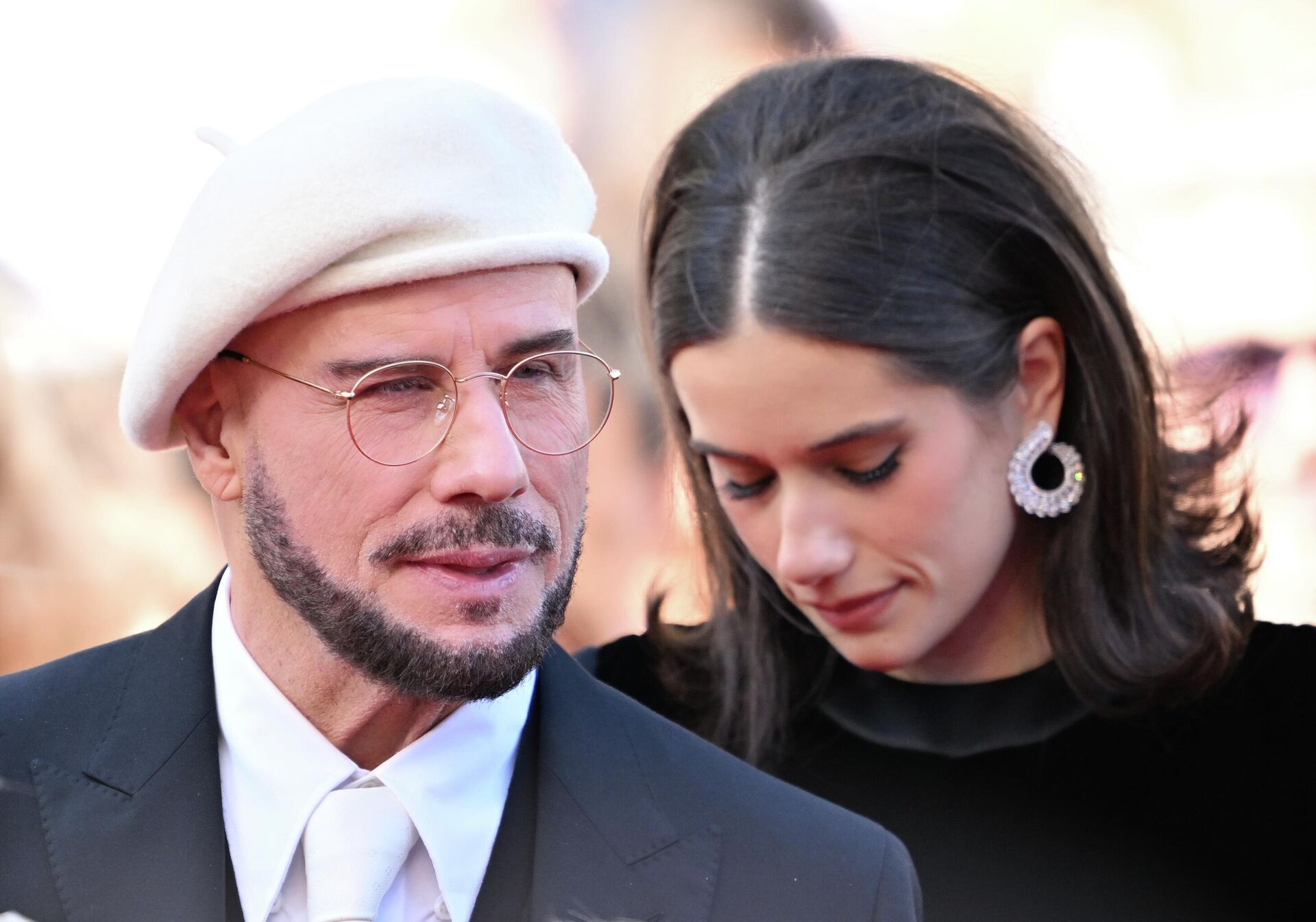 John Travolta, Cannes'daki dikkatleri üzerine çeken yeni görünümünü açıkladı - Sputnik Türkiye, 1920, 20.05.2026
