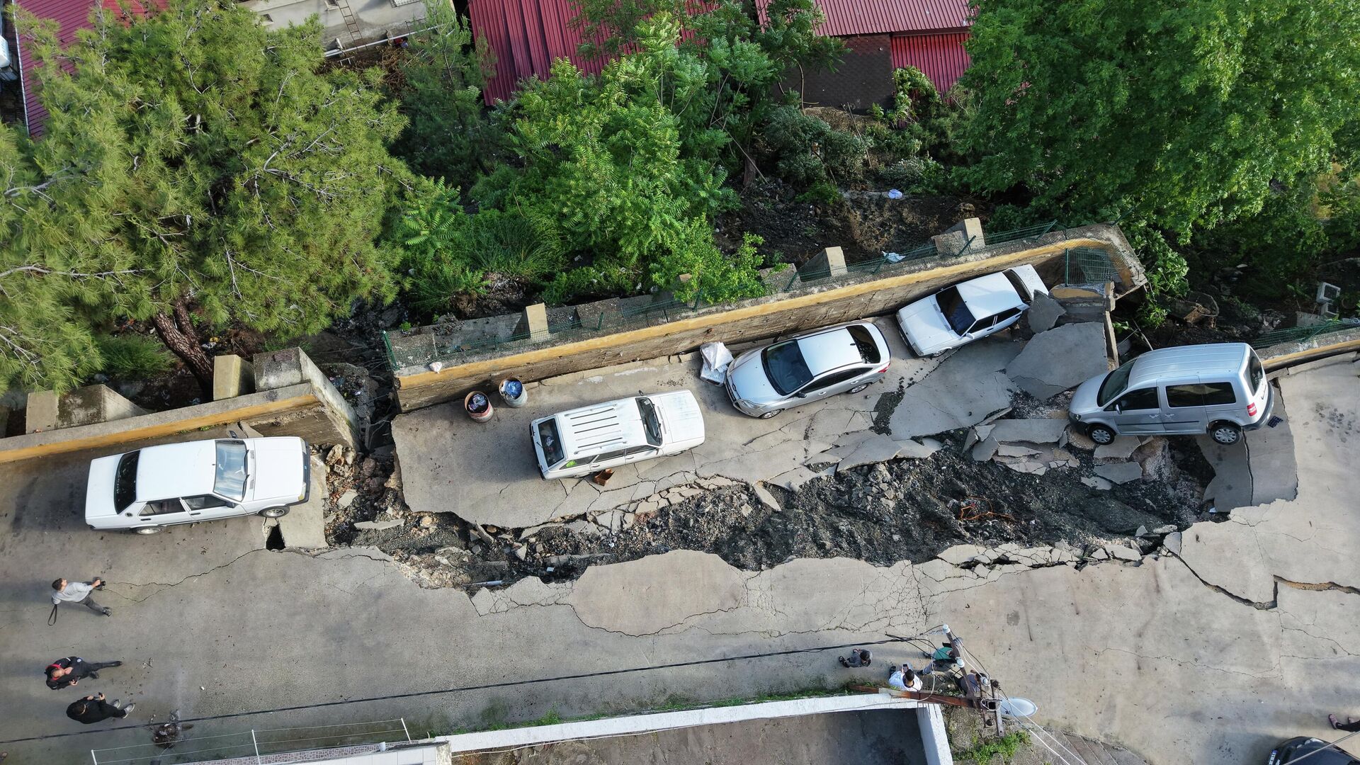 Hatay'da sağanak nedeniyle çöken yoldan düşen otomobilin sürücüsü hayatını kaybetti, istinat duvarının çökmesi sonucu 5 araç hasar gördü. - Sputnik Türkiye, 1920, 21.05.2026