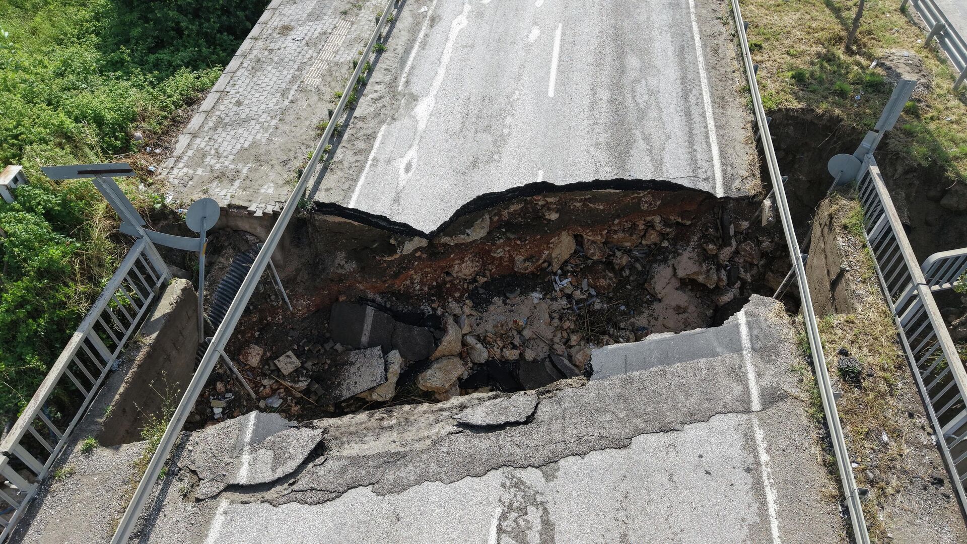 Hatay'da sağanak nedeniyle çöken yoldan düşen otomobilin sürücüsü hayatını kaybetti, istinat duvarının çökmesi sonucu 5 araç hasar gördü. - Sputnik Türkiye, 1920, 21.05.2026