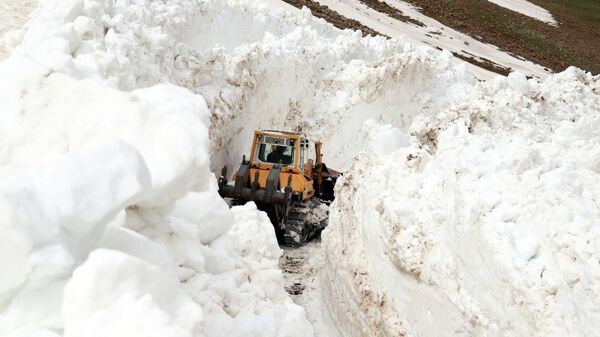 Ağrı'da İl Özel İdaresi ekipleri, Balık Gölü ile çevresindeki mezraların yolunu açmak için mayıs ayının son günlerinde yer yer 7-8 metreyi bulan karla mücadele ediyor. - Sputnik Türkiye