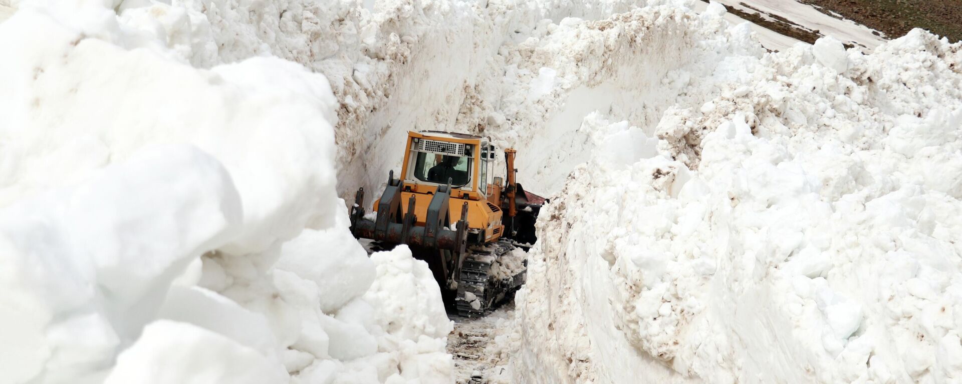 Ağrı'da İl Özel İdaresi ekipleri, Balık Gölü ile çevresindeki mezraların yolunu açmak için mayıs ayının son günlerinde yer yer 7-8 metreyi bulan karla mücadele ediyor. - Sputnik Türkiye, 1920, 21.05.2026