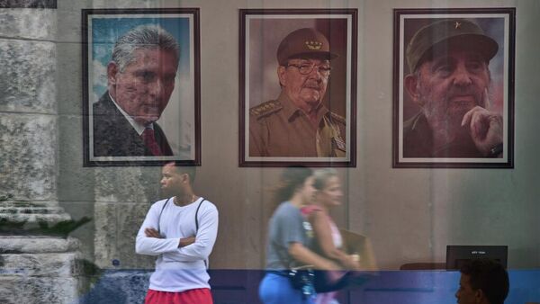 Miguel Diaz-Canel, Raul Castro, and Fidel Castro - Sputnik Türkiye