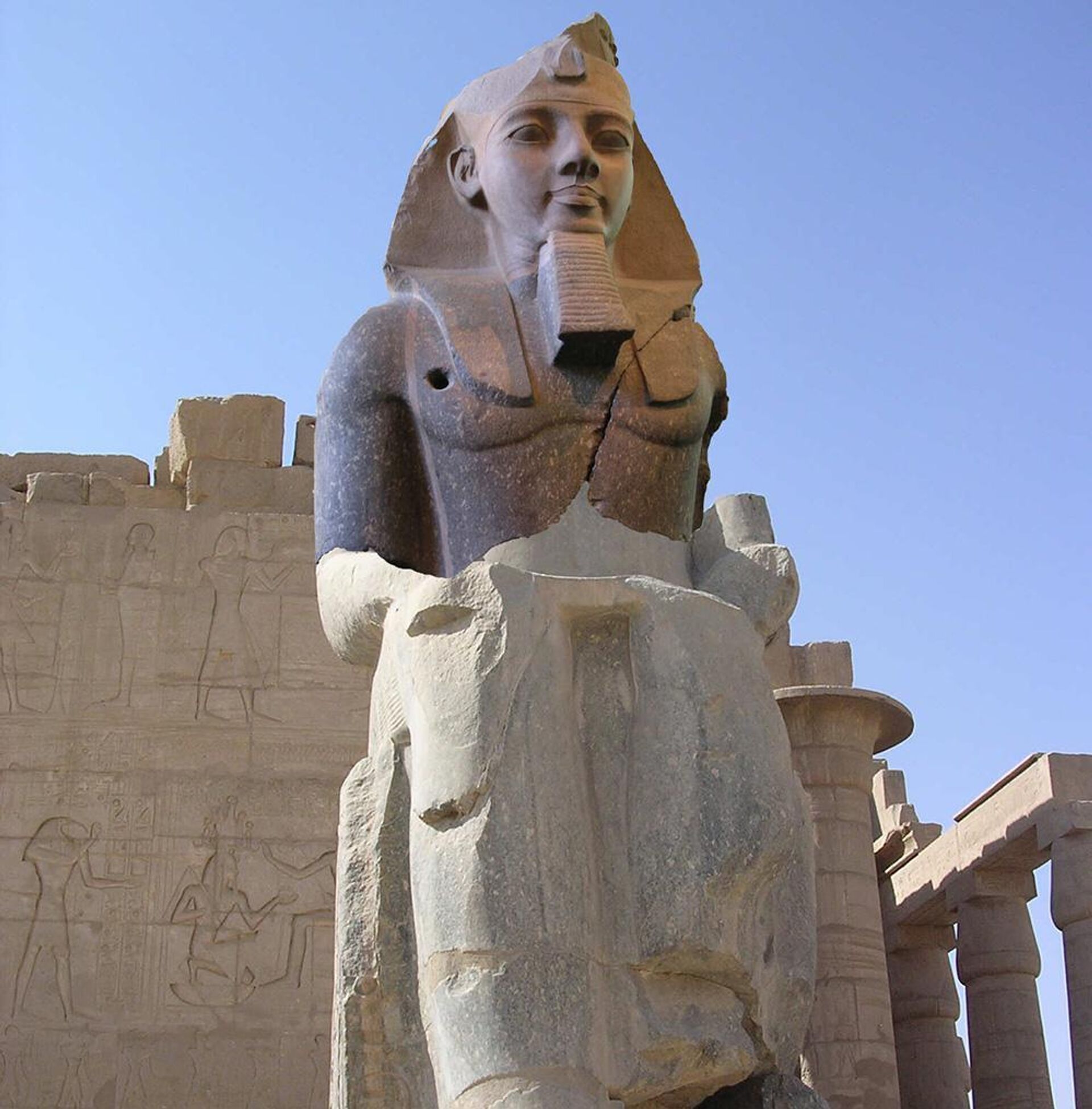 Digital reconstruction showing the upper and lower sections of the Ramesses II statue reunited at the Ramesseum. Photo © Guy de la Bedoyere, shared under a CC BY 3.0 licence. - Sputnik Türkiye, 1920, 21.05.2026