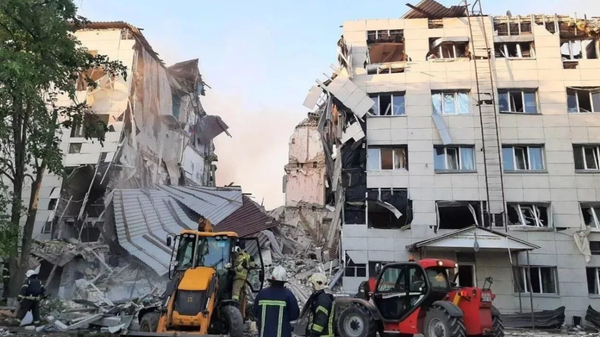 Ukrayna ordusunun İHA saldırısında yıkılan Lugansk Halk Cumhuriyeti'ndeki Starobelsk Meslek Yüksek Okulu binası - Sputnik Türkiye