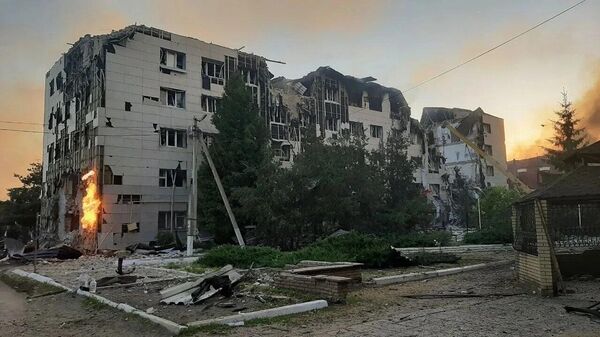 Ukrayna ordusunun İHA saldırısında yıkılan Lugansk Halk Cumhuriyeti'ndeki Starobelsk Meslek Yüksek Okulu binası - Sputnik Türkiye