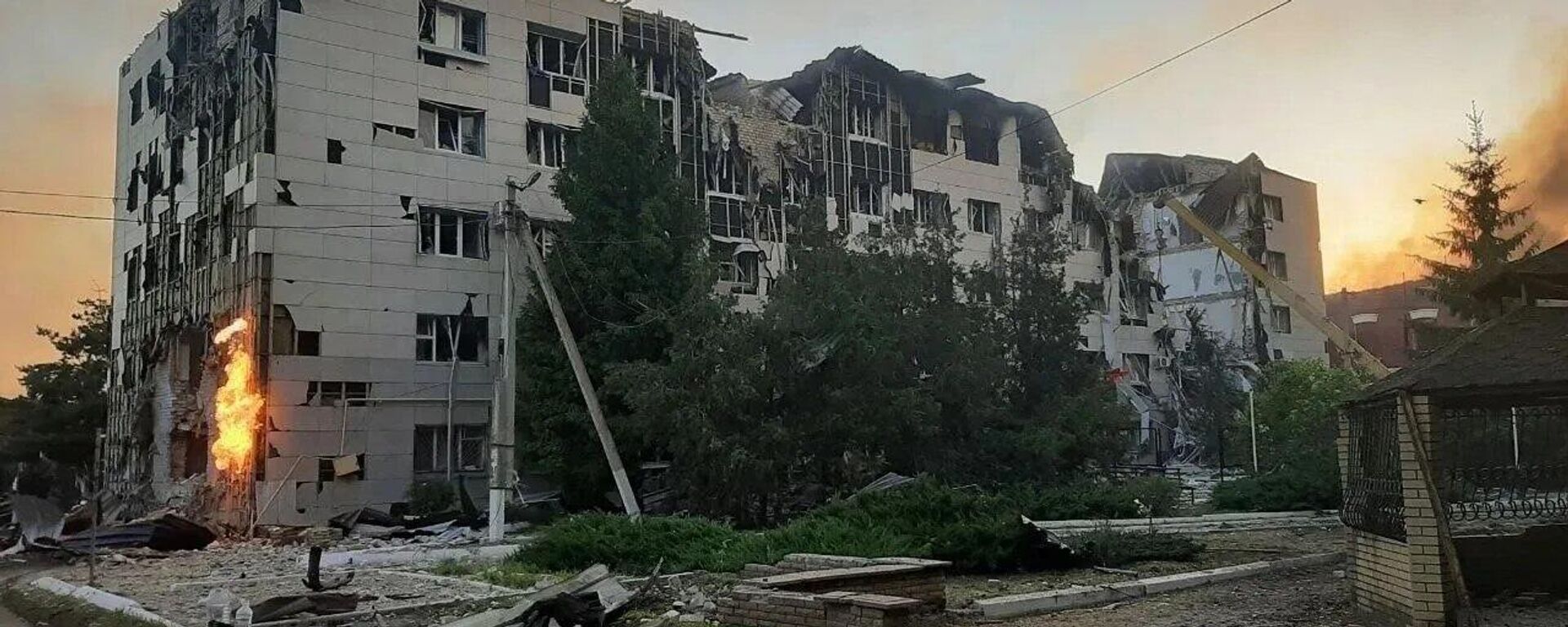 Ukrayna ordusunun İHA saldırısında yıkılan Lugansk Halk Cumhuriyeti'ndeki Starobelsk Meslek Yüksek Okulu binası - Sputnik Türkiye, 1920, 22.05.2026