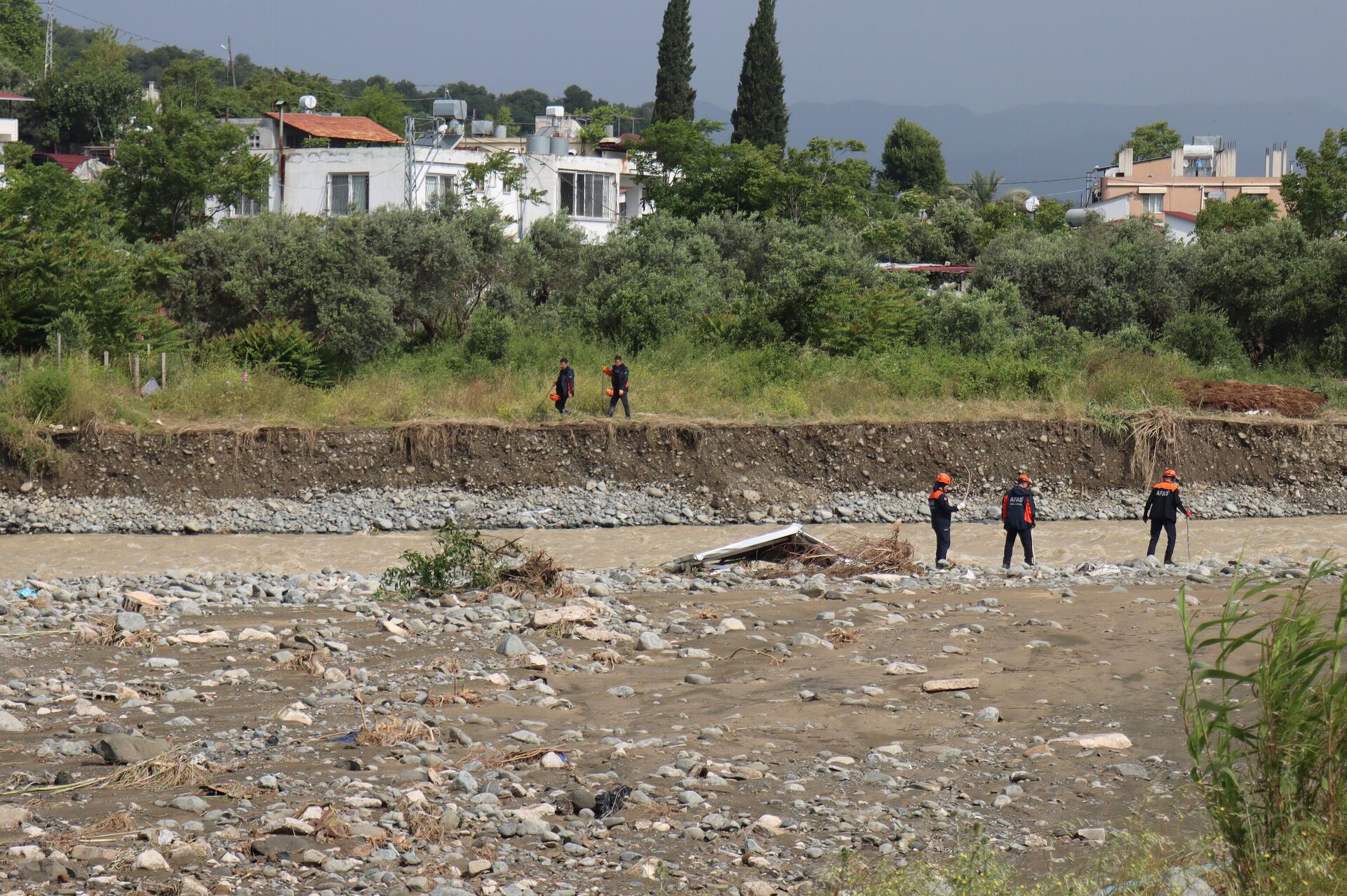 Hatay'da 3 kişinin öldüğü sağanakta sele kapılarak kaybolan 2 genç aranıyor
 - Sputnik Türkiye, 1920, 22.05.2026