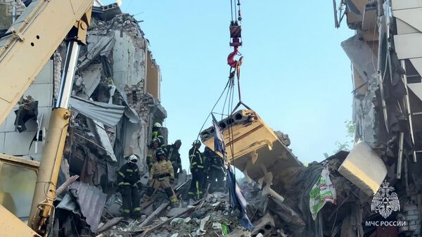 Rusya Federasyonu'na bağlı Lugansk Halk Cumhuriyeti'nin Starobelsk kentinde, Ukrayna ordusunun düzenlediği İHA saldırısı sonucu yıkılan Meslek Yüksek Okulu binasında enkaz kaldırma ve arama-kurtarma çalışmaları - Sputnik Türkiye