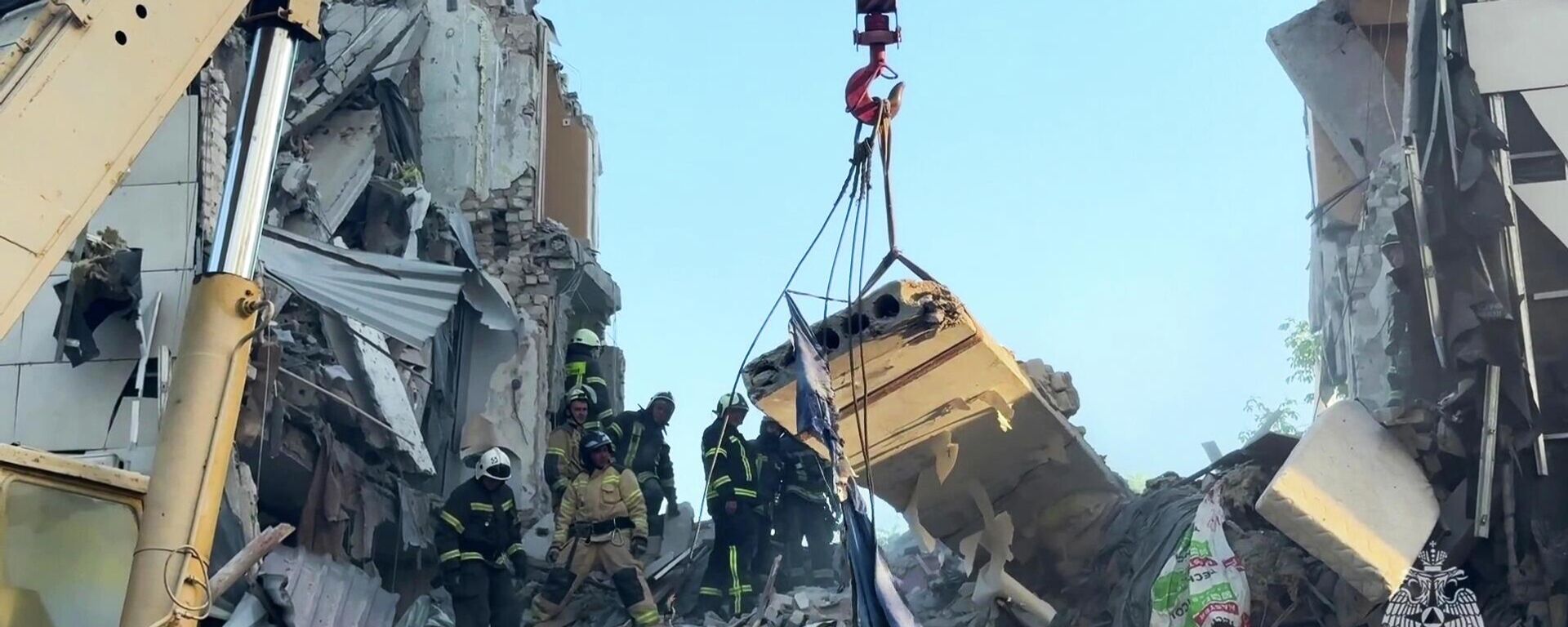 Rusya Federasyonu'na bağlı Lugansk Halk Cumhuriyeti'nin Starobelsk kentinde, Ukrayna ordusunun düzenlediği İHA saldırısı sonucu yıkılan Meslek Yüksek Okulu binasında enkaz kaldırma ve arama-kurtarma çalışmaları - Sputnik Türkiye, 1920, 22.05.2026
