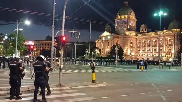 Belgrad’da protestocular ile polis arasında çatışma - Sputnik Türkiye