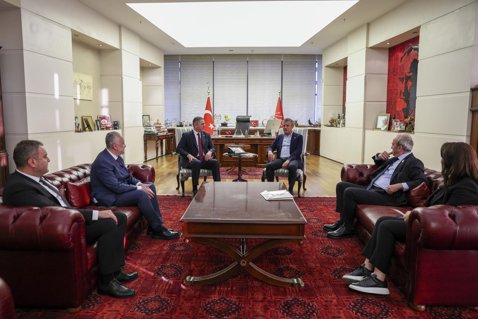 Türkiye Barolar Birliği (TBB) Başkanı Erinç Sağkan ve beraberindeki heyet, CHP Grup Başkanı Özgür Özel'i ziyaret etti - Sputnik Türkiye, 1920, 24.05.2026