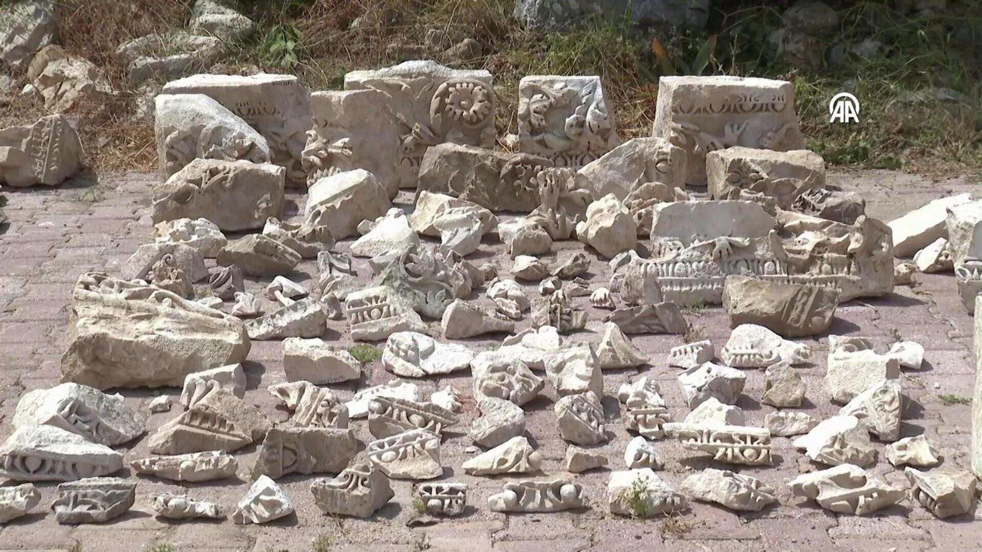 Olympos'taki kazı çalışmalarında, aristokrat bir kadına ait olduğu tespit edilen anıtsal mezar gün yüzüne çıkarıldı. - Sputnik Türkiye, 1920, 24.05.2026