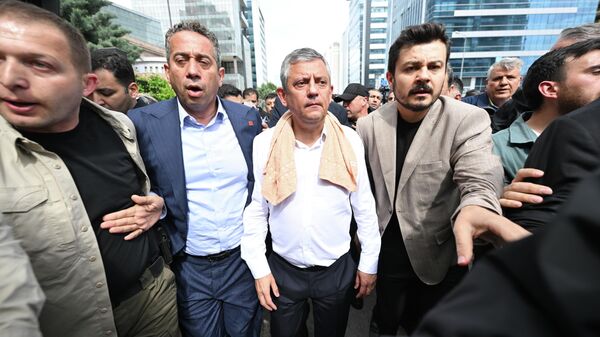 Özgür Özel ve beraberindekiler Meclis'e yürüyor - Sputnik Türkiye