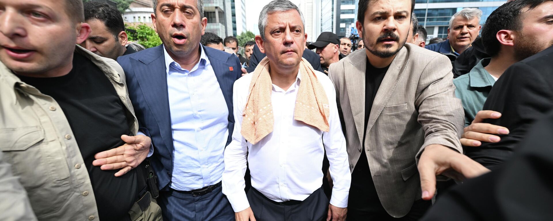 Özgür Özel ve beraberindekiler Meclis'e yürüyor - Sputnik Türkiye, 1920, 24.05.2026