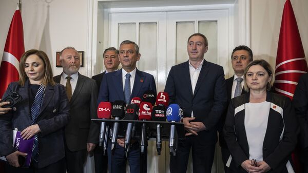 CHP TBMM Grup Başkanı Özgür Özel, DEM Parti Eş Genel Başkanı Tuncer Bakırhan ve beraberindeki heyetle görüştü - Sputnik Türkiye