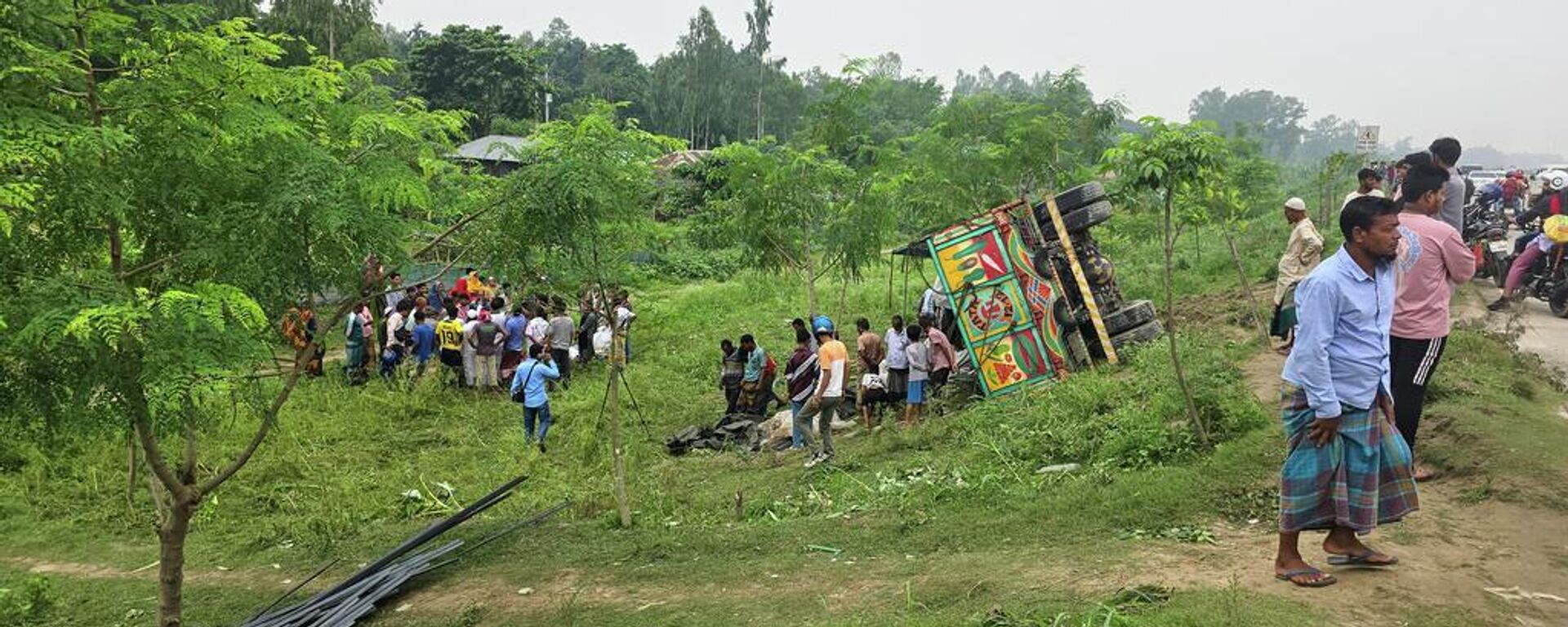Bangladeş'te kamyonun devrilmesi sonucu 15 kişi hayatını kaybetti. - Sputnik Türkiye, 1920, 25.05.2026