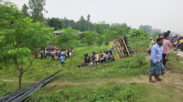 Bangladeş'te kamyonun devrilmesi sonucu 15 kişi hayatını kaybetti. - Sputnik Türkiye