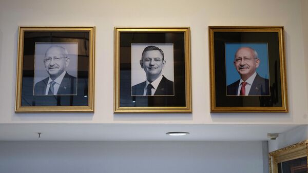 CHP Genel Başkanı Kemal Kılıçdaroğlu ve CHP TBMM Grup Başkanı Özgür Özel’in fotoğrafları, CHP Genel Merkezi’ne yeniden asıldı - Sputnik Türkiye