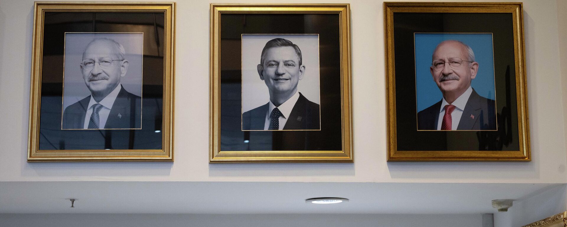 CHP Genel Başkanı Kemal Kılıçdaroğlu ve CHP TBMM Grup Başkanı Özgür Özel’in fotoğrafları, CHP Genel Merkezi’ne yeniden asıldı - Sputnik Türkiye, 1920, 25.05.2026