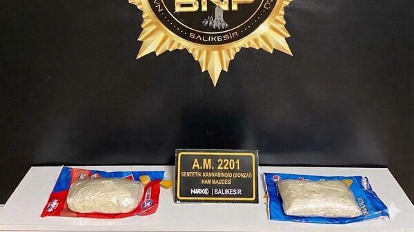 Balıkesir'de polis ekipleri, şüphe üzerine durdurdukları otomobilde cips paketlerine gizlenmiş 2 kilo 64 gram sentetik uyuşturucu ham maddesi ele geçirdi - Sputnik Türkiye