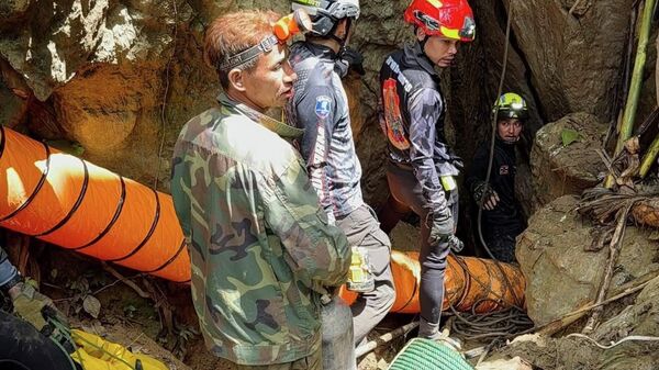 Laos'taki su basan mağarada bir haftadır mahsur kalan 7 köylüye ulaşmak için zamana karşı yarışılıyor - Sputnik Türkiye
