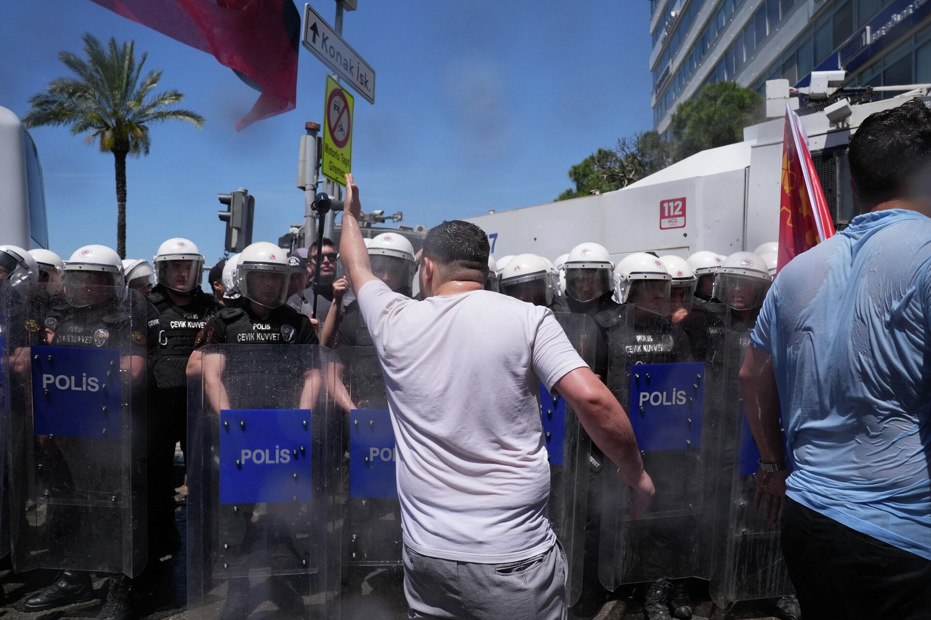 CHP TBMM Grup Başkanı Özgür Özel'in İzmir Cumhuriyet Meydanı'nda yapacağı programına İzmir Valiliği tarafından onay verilmemesinin ardından meydanda toplananlara polis müdahalesinde bulunuldu - Sputnik Türkiye, 1920, 26.05.2026