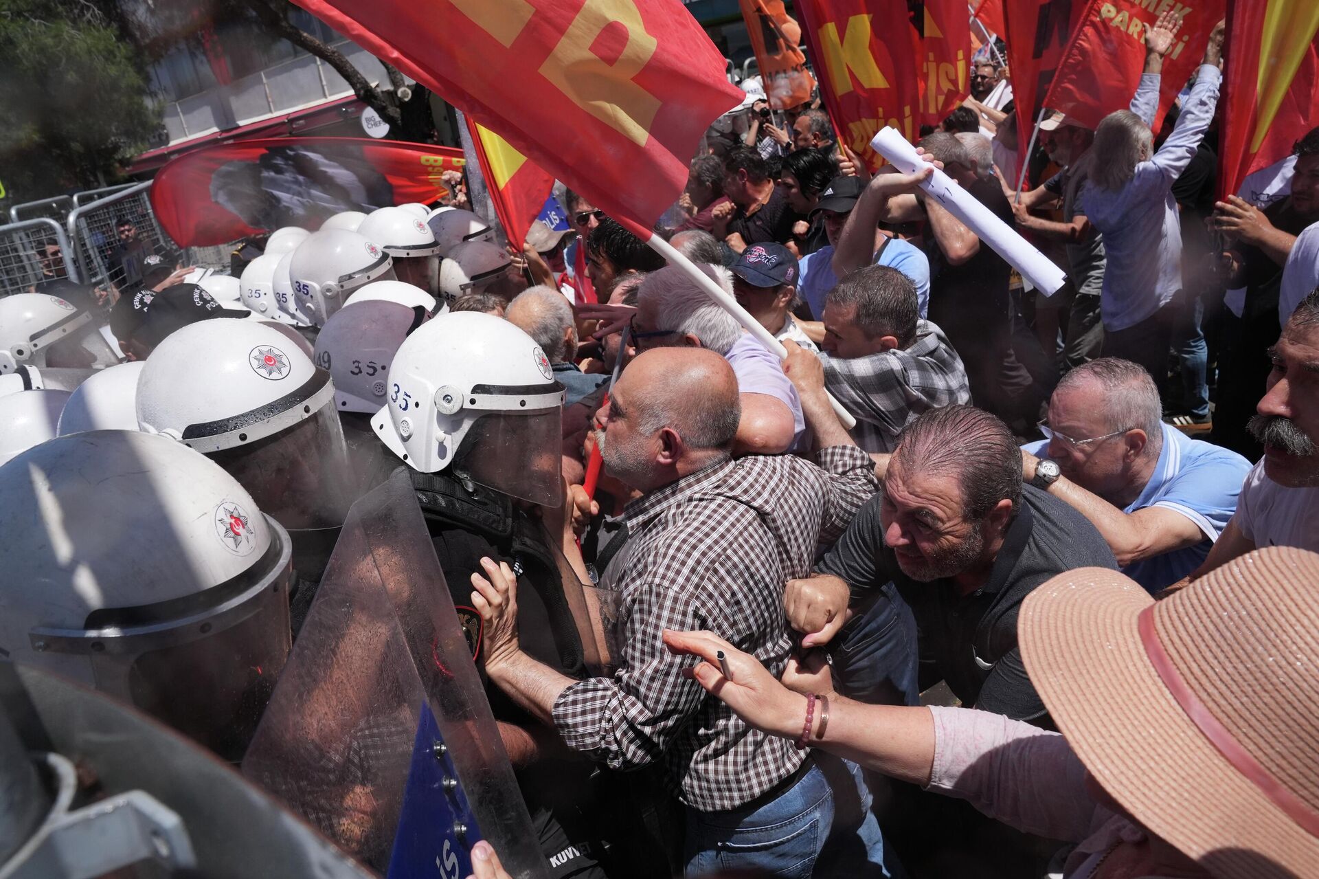 CHP TBMM Grup Başkanı Özgür Özel'in İzmir Cumhuriyet Meydanı'nda yapacağı programına İzmir Valiliği tarafından onay verilmemesinin ardından meydanda toplananlara polis müdahalesinde bulunuldu - Sputnik Türkiye, 1920, 26.05.2026