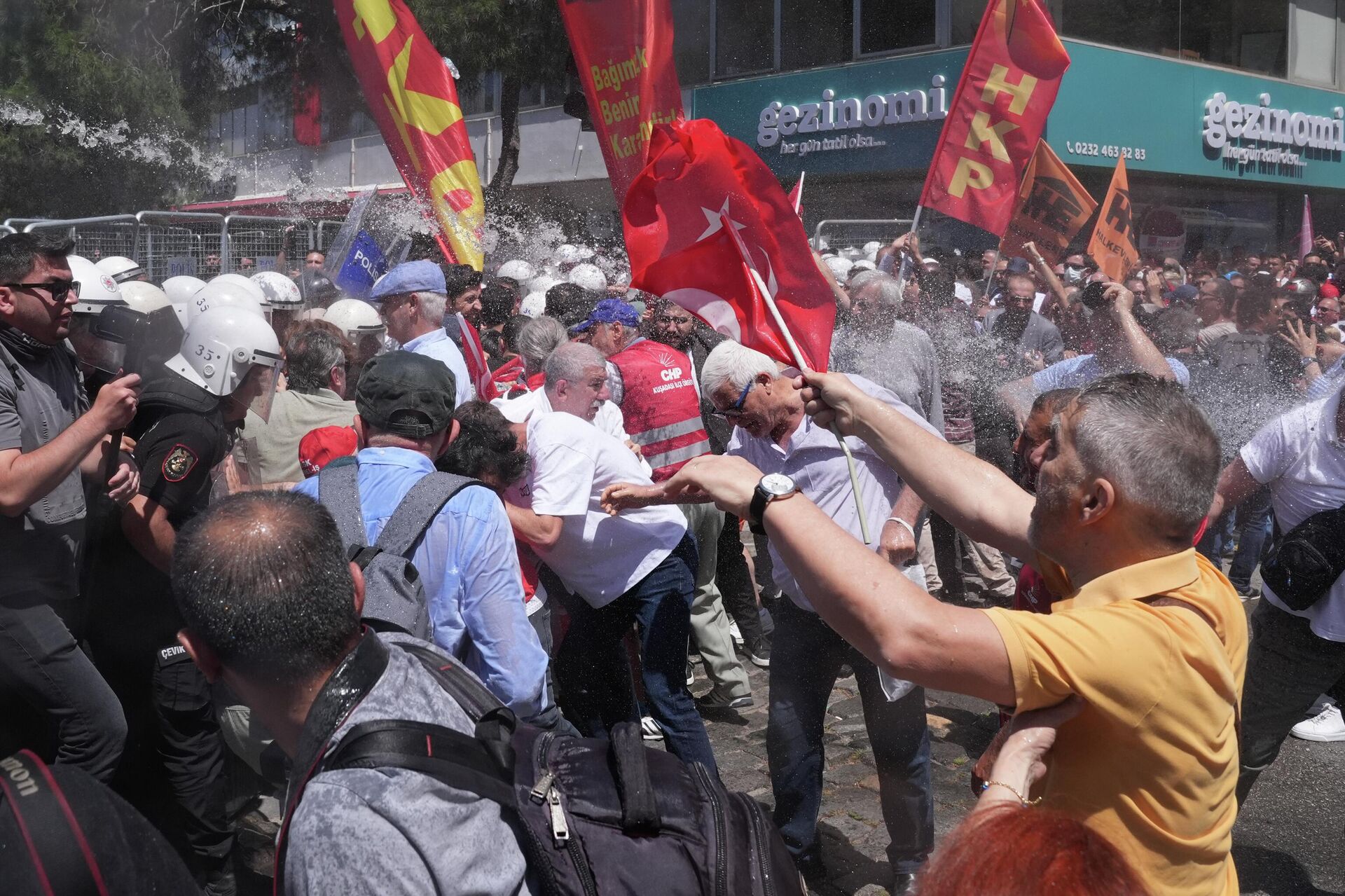 CHP TBMM Grup Başkanı Özgür Özel'in İzmir Cumhuriyet Meydanı'nda yapacağı programına İzmir Valiliği tarafından onay verilmemesinin ardından meydanda toplananlara polis müdahalesinde bulunuldu - Sputnik Türkiye, 1920, 26.05.2026