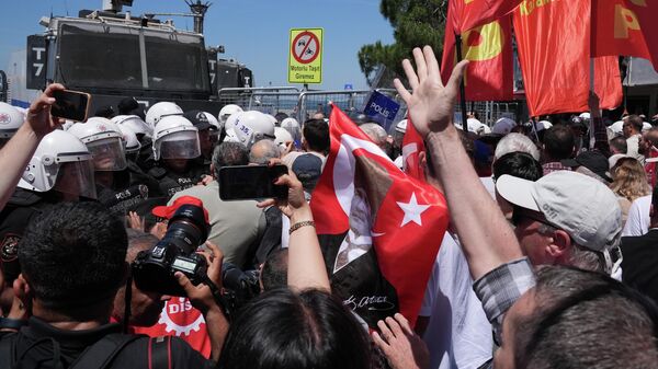 CHP TBMM Grup Başkanı Özgür Özel'in İzmir Cumhuriyet Meydanı'nda yapacağı programına İzmir Valiliği tarafından onay verilmemesinin ardından meydanda toplananlara polis müdahalesinde bulunuldu - Sputnik Türkiye