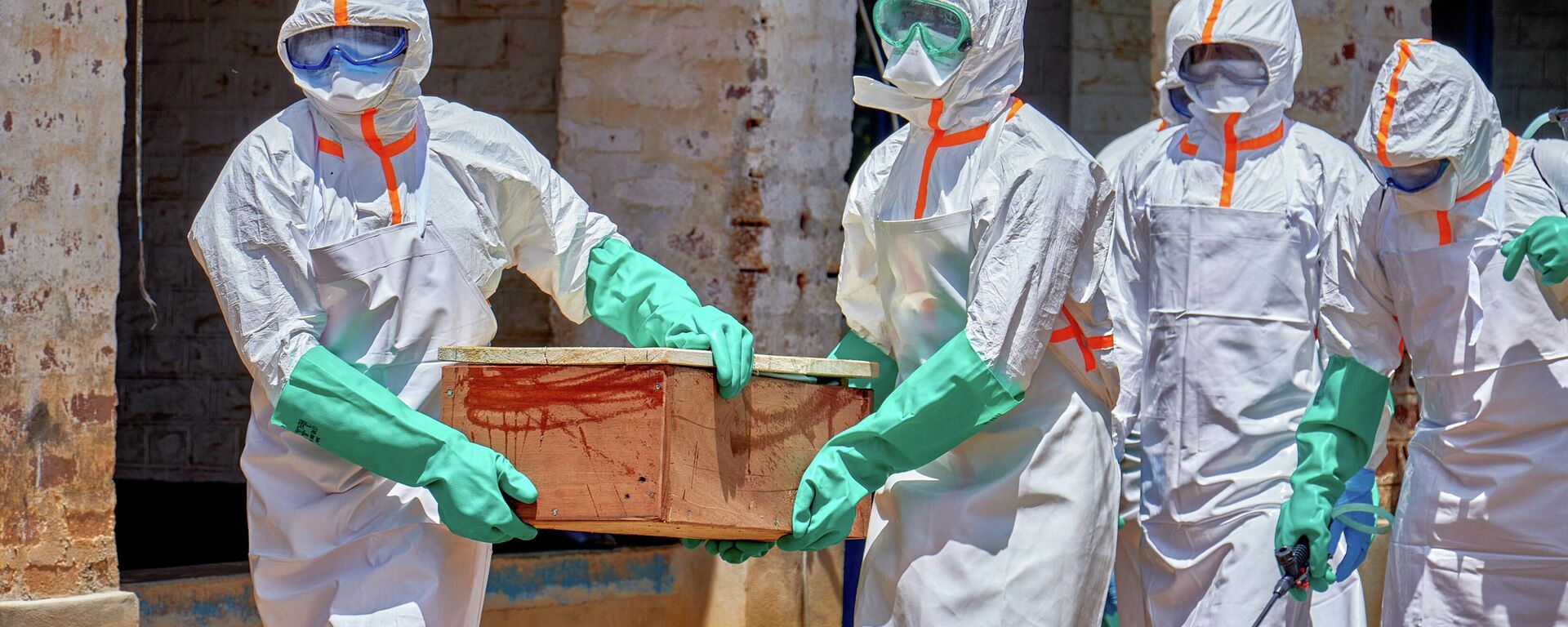 Demokratik Kongo Cumhuriyeti'nde Ebola virüsü nedeniyle hayatını kaybeden bir kişinin cenazesi güvenlik önlemleriyle defnedildi. - Sputnik Türkiye, 1920, 15.06.2026