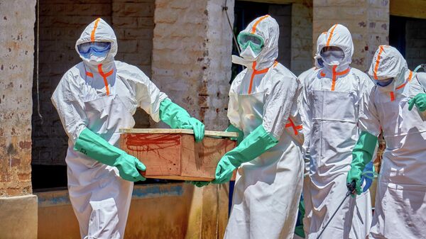 Demokratik Kongo Cumhuriyeti'nde Ebola virüsü nedeniyle hayatını kaybeden bir kişinin cenazesi güvenlik önlemleriyle defnedildi. - Sputnik Türkiye