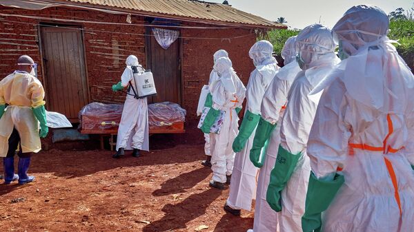Demokratik Kongo Cumhuriyeti'nde Ebola virüsü nedeniyle hayatını kaybeden bir kişinin cenazesi güvenlik önlemleriyle defnedildi. - Sputnik Türkiye
