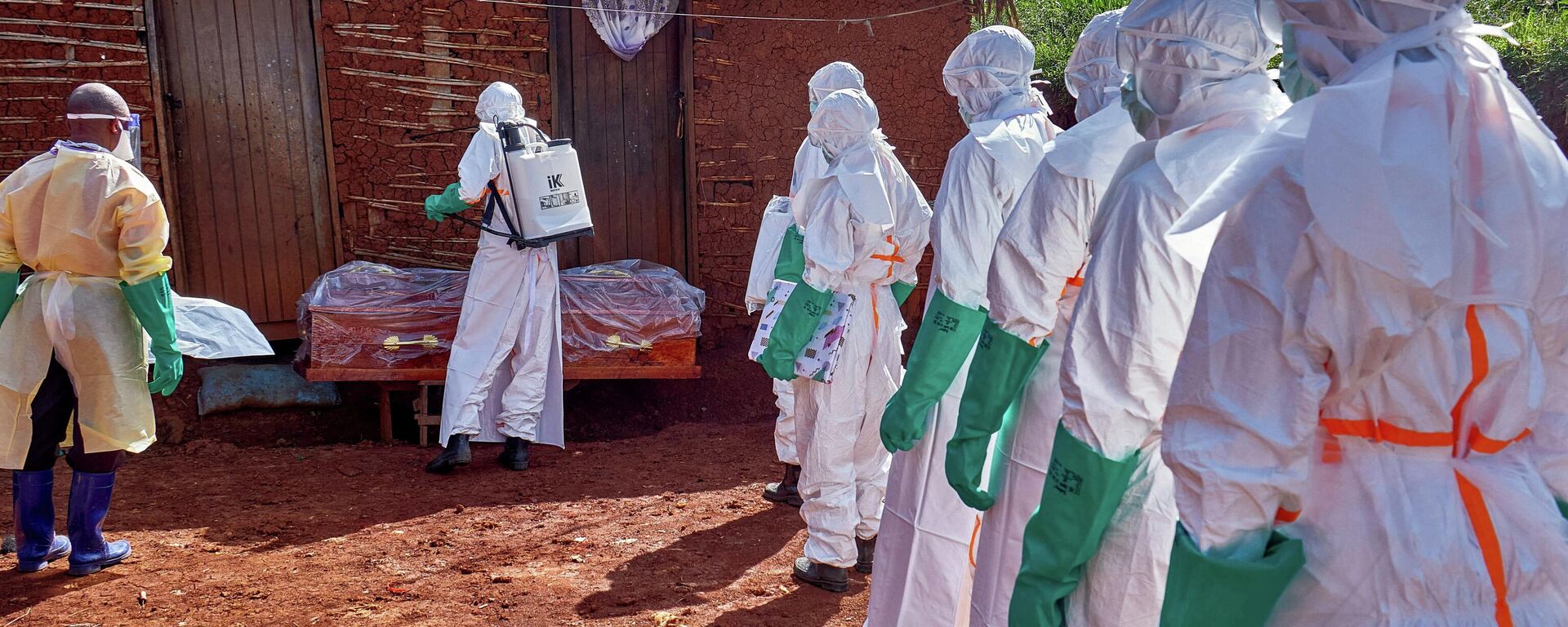 Demokratik Kongo Cumhuriyeti'nde Ebola virüsü nedeniyle hayatını kaybeden bir kişinin cenazesi güvenlik önlemleriyle defnedildi. - Sputnik Türkiye, 1920, 22.06.2026