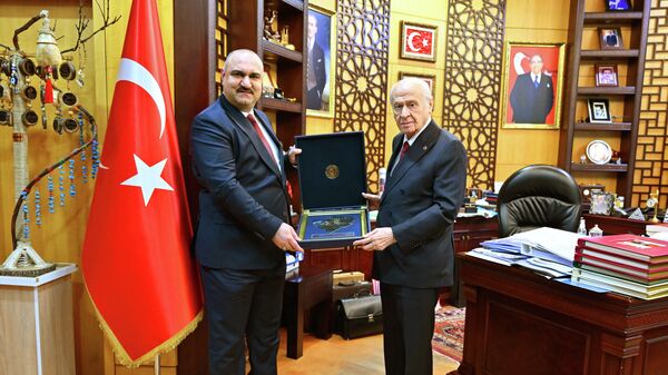 MHP Genel Başkanı Devlet Bahçeli, Irak'ın Kerkük vilayeti valiliği görevine seçilen Irak Türkmen Cephesi (ITC) Başkanı Muhammed Seman Ağa'yı kabul etti. - Sputnik Türkiye