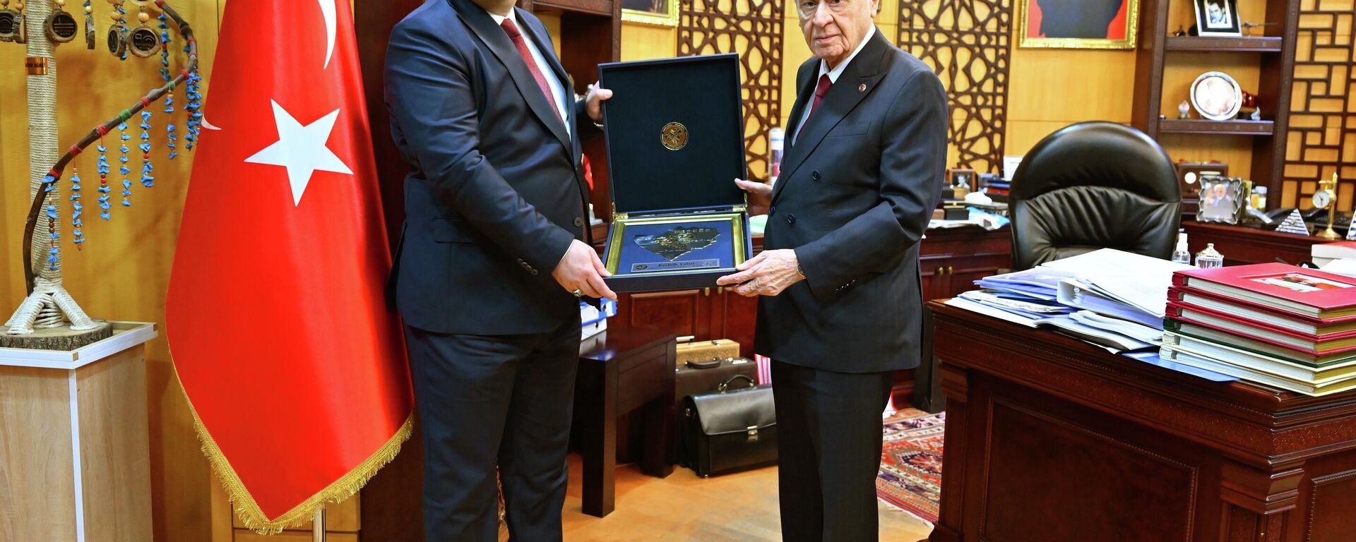 MHP Genel Başkanı Devlet Bahçeli, Irak'ın Kerkük vilayeti valiliği görevine seçilen Irak Türkmen Cephesi (ITC) Başkanı Muhammed Seman Ağa'yı kabul etti. - Sputnik Türkiye, 1920, 26.05.2026