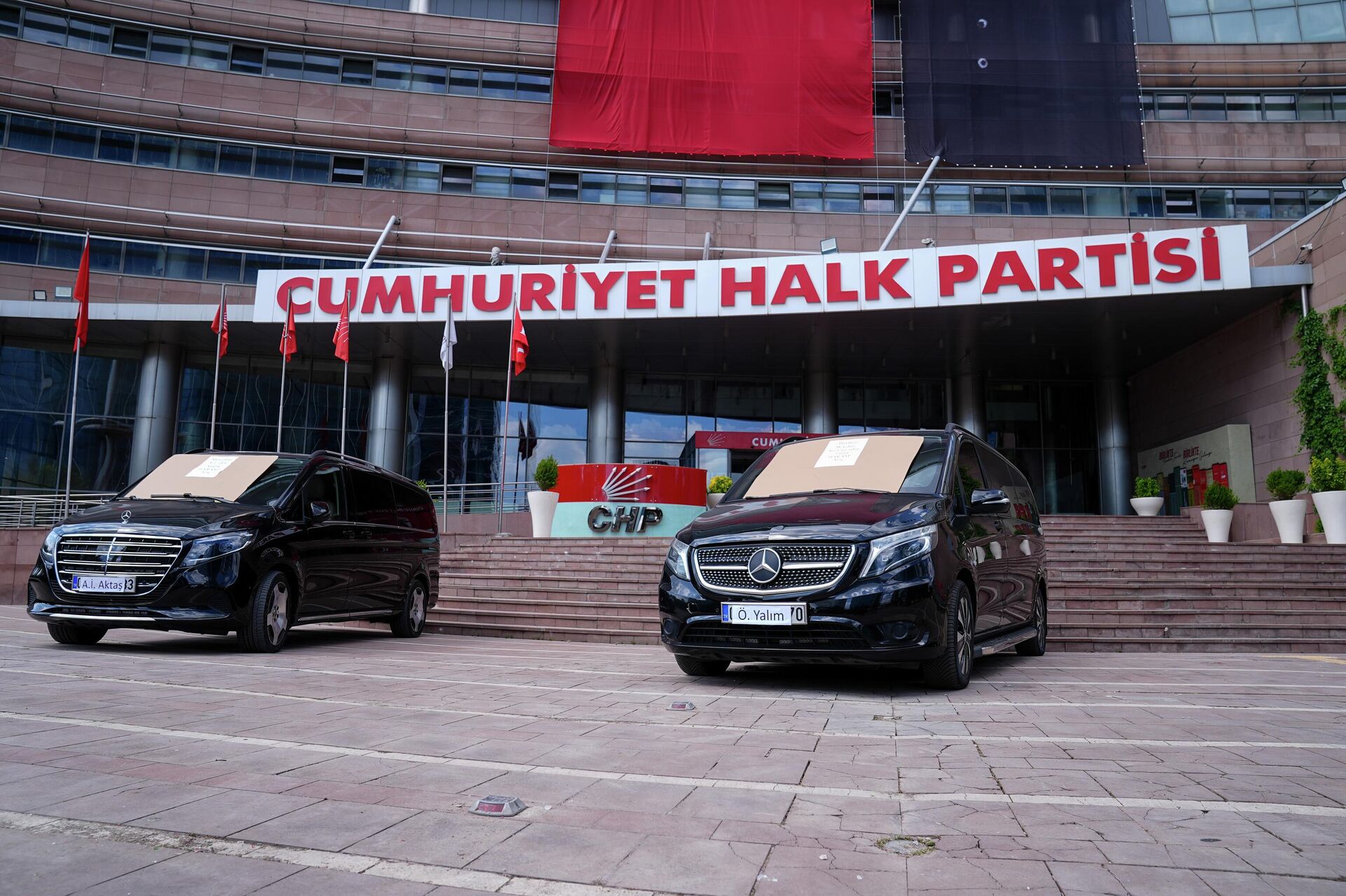 CHP'de iki lüks minibüs satışa çıkarıldı - Sputnik Türkiye, 1920, 27.05.2026